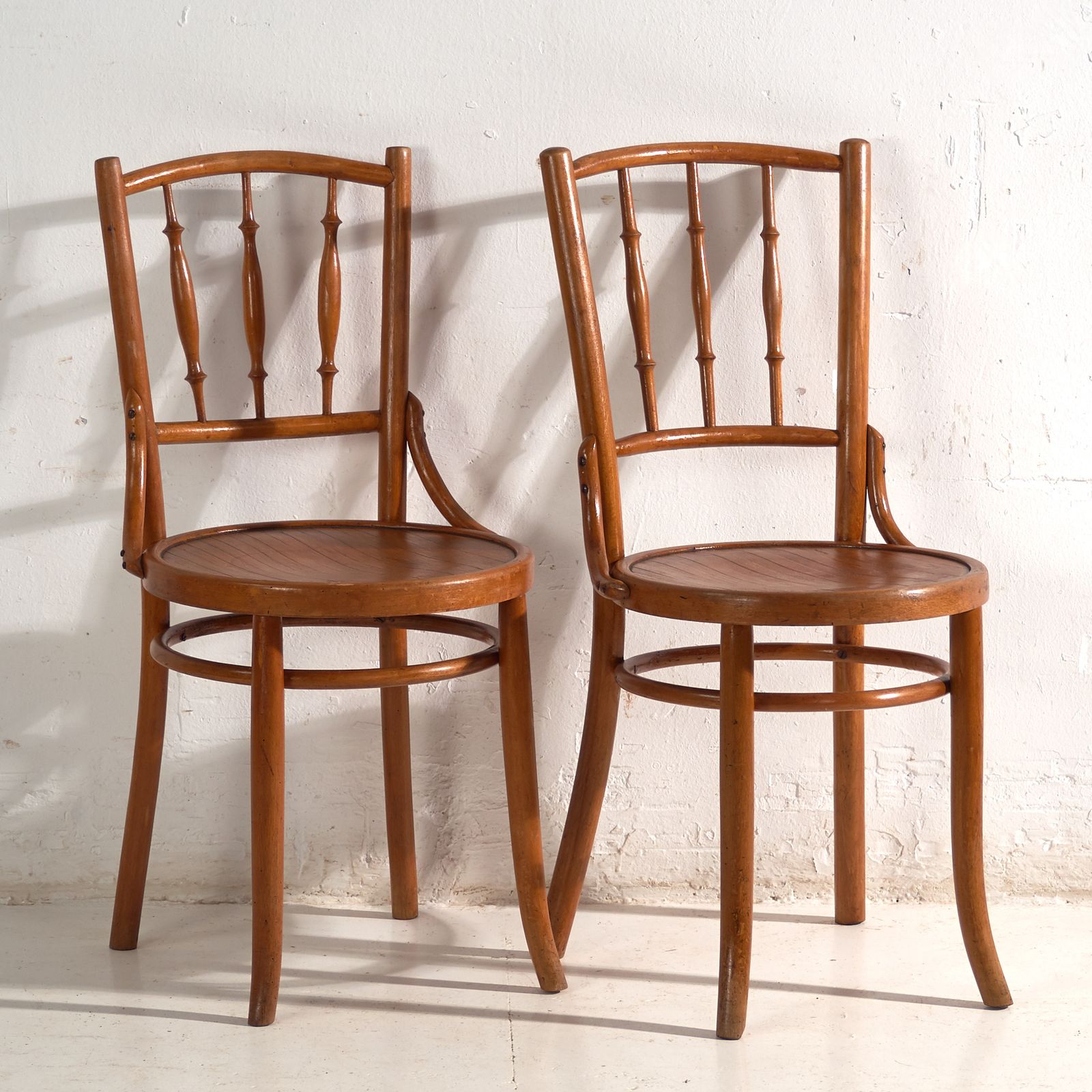 photo for sale Chaises d'époque de style Thonet en bois courbé - Hongrie, vers 1960 #8