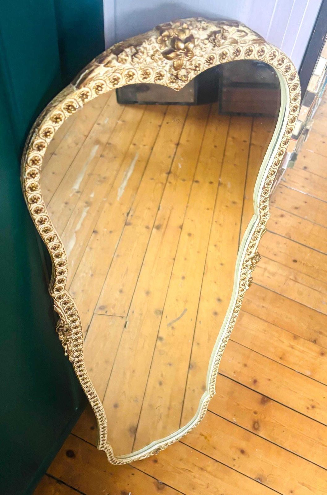 Miroir mural mid-century de style florentin 92 cm doré, par Atsonea, fabriqué en Angleterre, fixation manquante photo furniture
