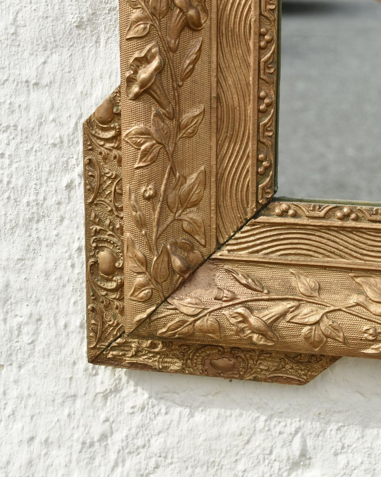 1000.0 Miroir mural en bois doré d'époque, Napoléon III, style Louis XV, vers 1870. photo