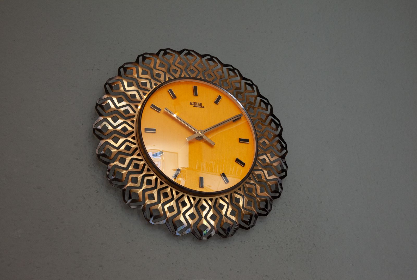 Woonaccessoires Mid Century Anker Germany wandklok modernisme Deens messing Space Age Atomic Starburst Junghans photo