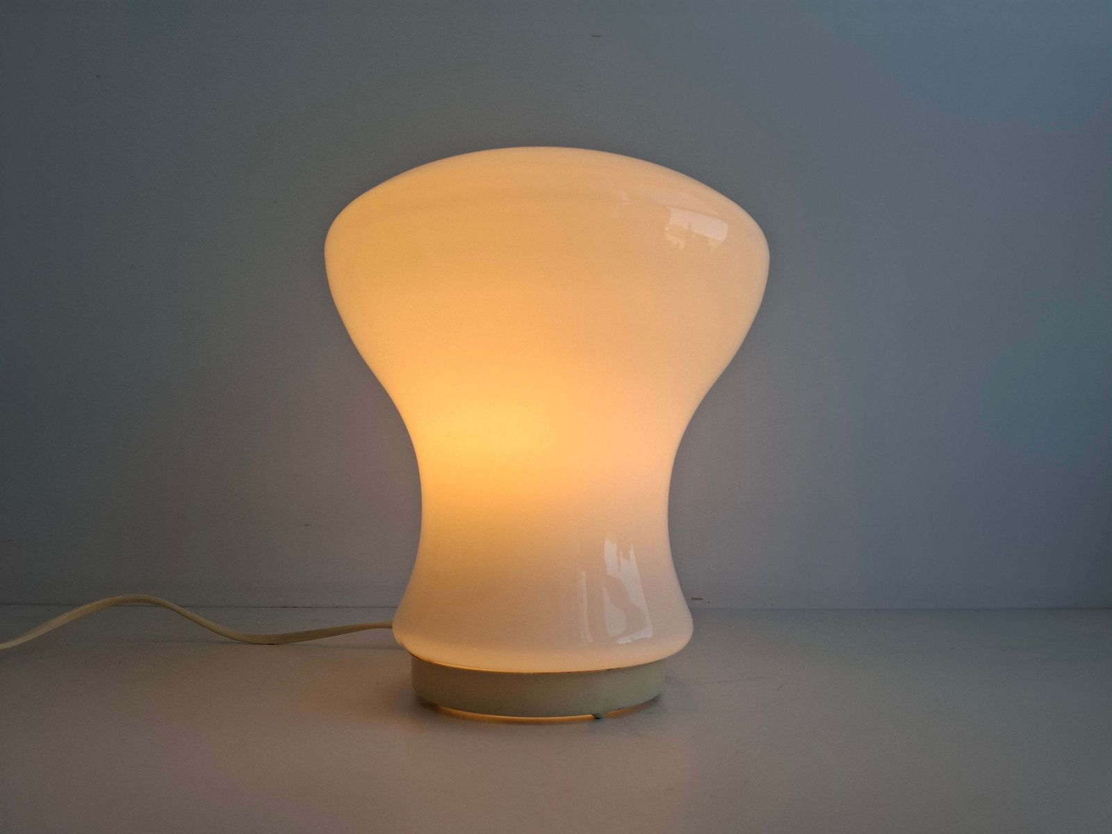 Lampe de table en verre opalin tchécoslovaque, années 1970, attribuée à Ivan Jakeš photo buy
