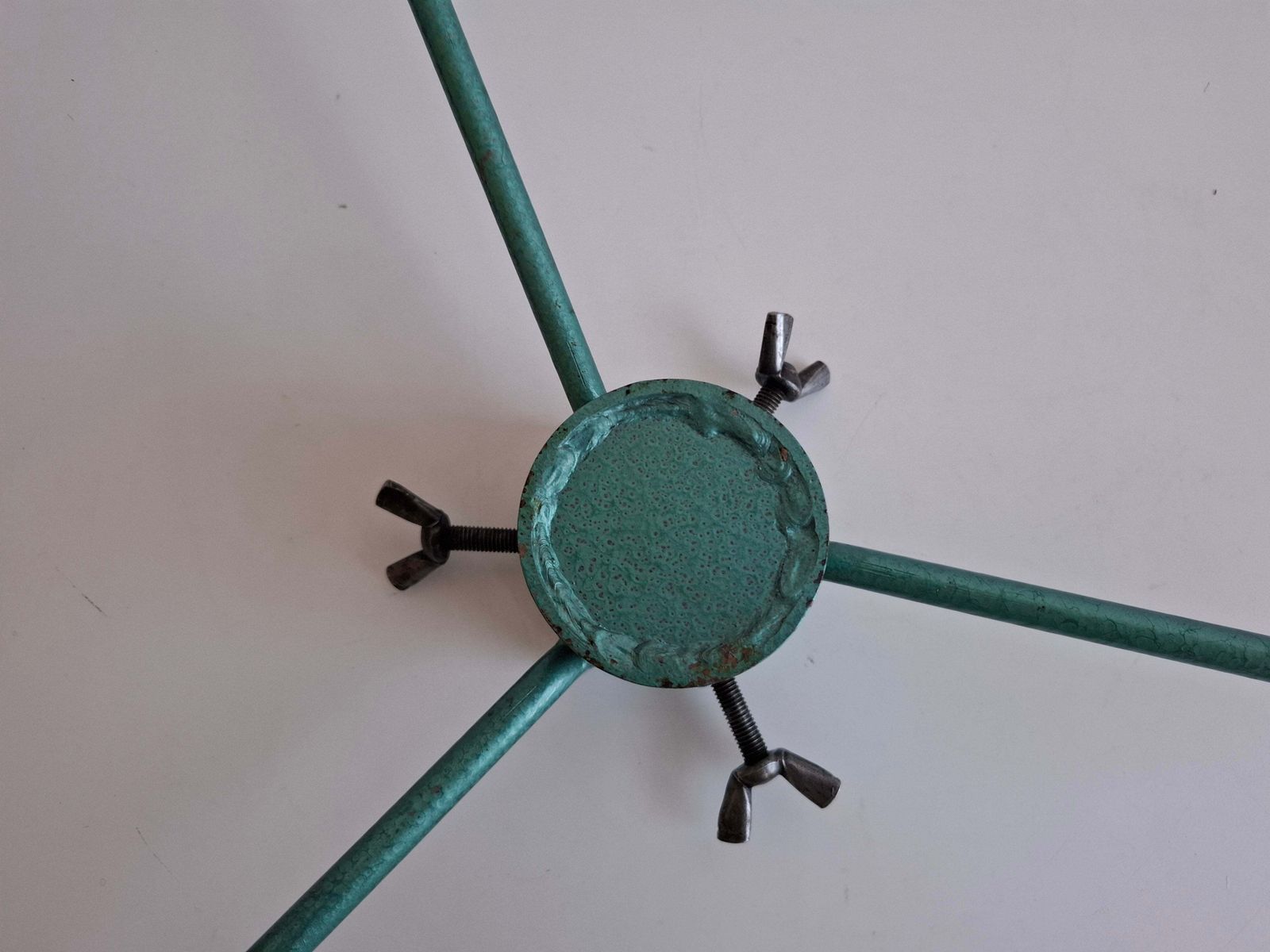 photo for sale Tsjechoslowaaks vintage metalen kerstboomstandaard, mid-century driepoot