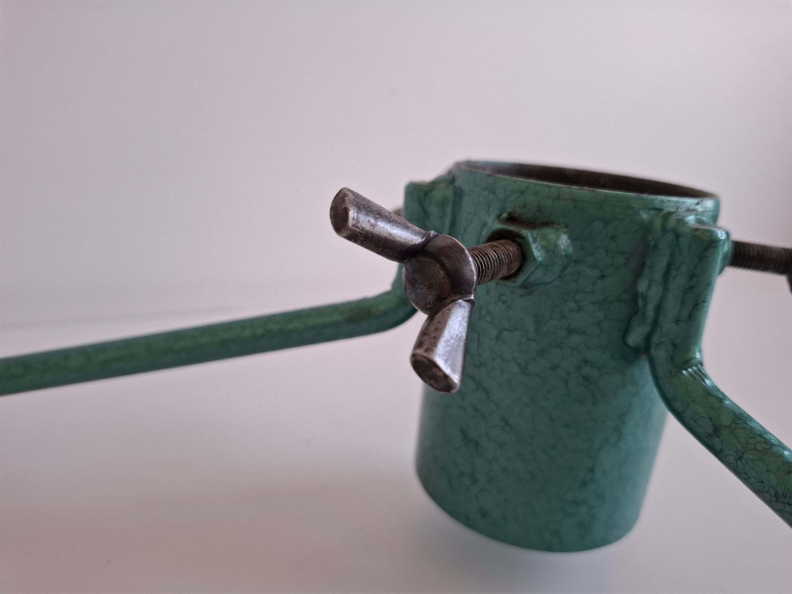 374.0 Tsjechoslowaaks vintage metalen kerstboomstandaard, mid-century driepoot photo