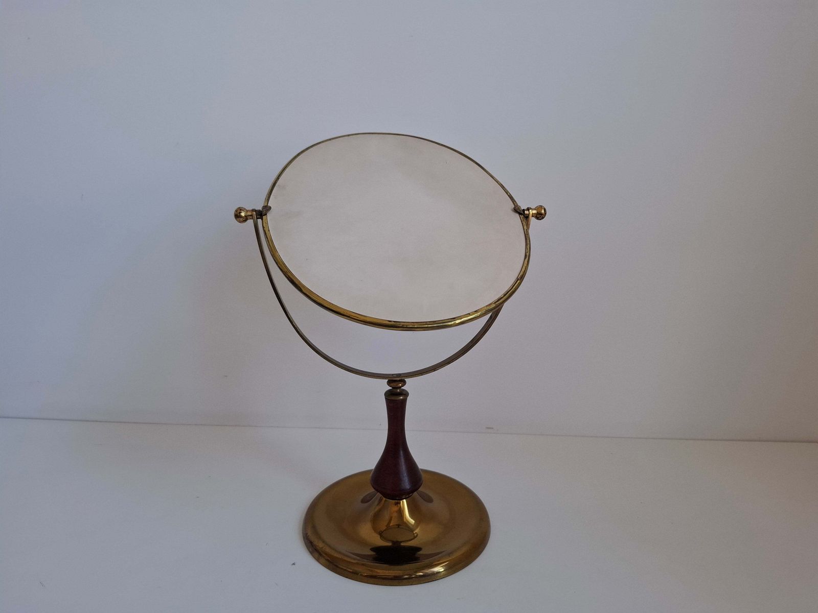Miroir de table pivotant mid-century en laiton et bois, Tchécoslovaquie, années 1960 photo Décoration