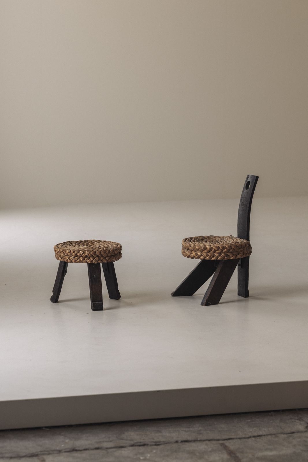 Zeldzame stoel en bijpassende kruk van Adrien Audoux en Frida Minet, Frankrijk, jaren 1950 photo furniture