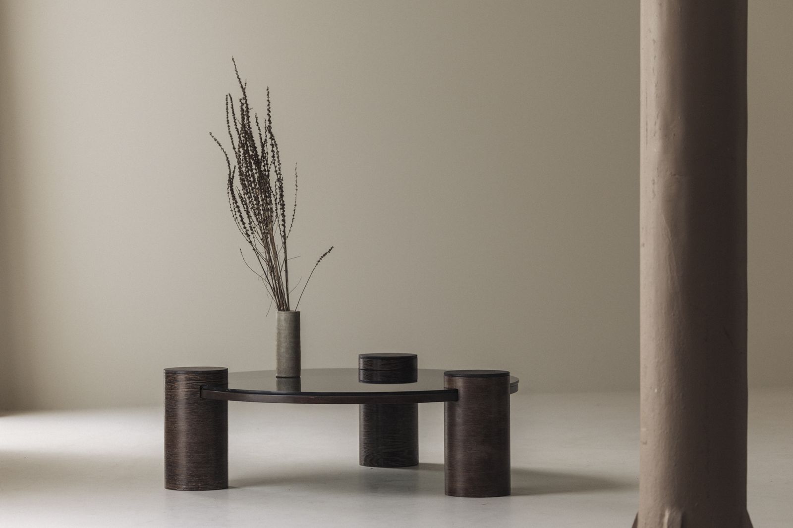 Sculpturale Brutalist salontafel van wengé en rookglas, rond, ca. jaren 1970 photo furniture