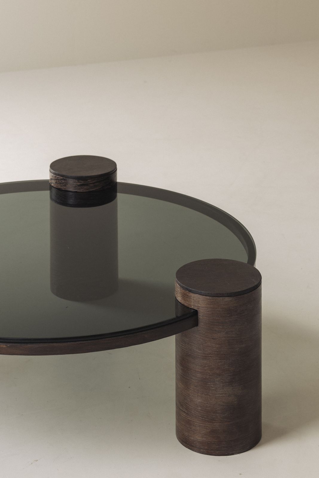Sculpturale Brutalist salontafel van wengé en rookglas, rond, ca. jaren 1970 photo Meubels