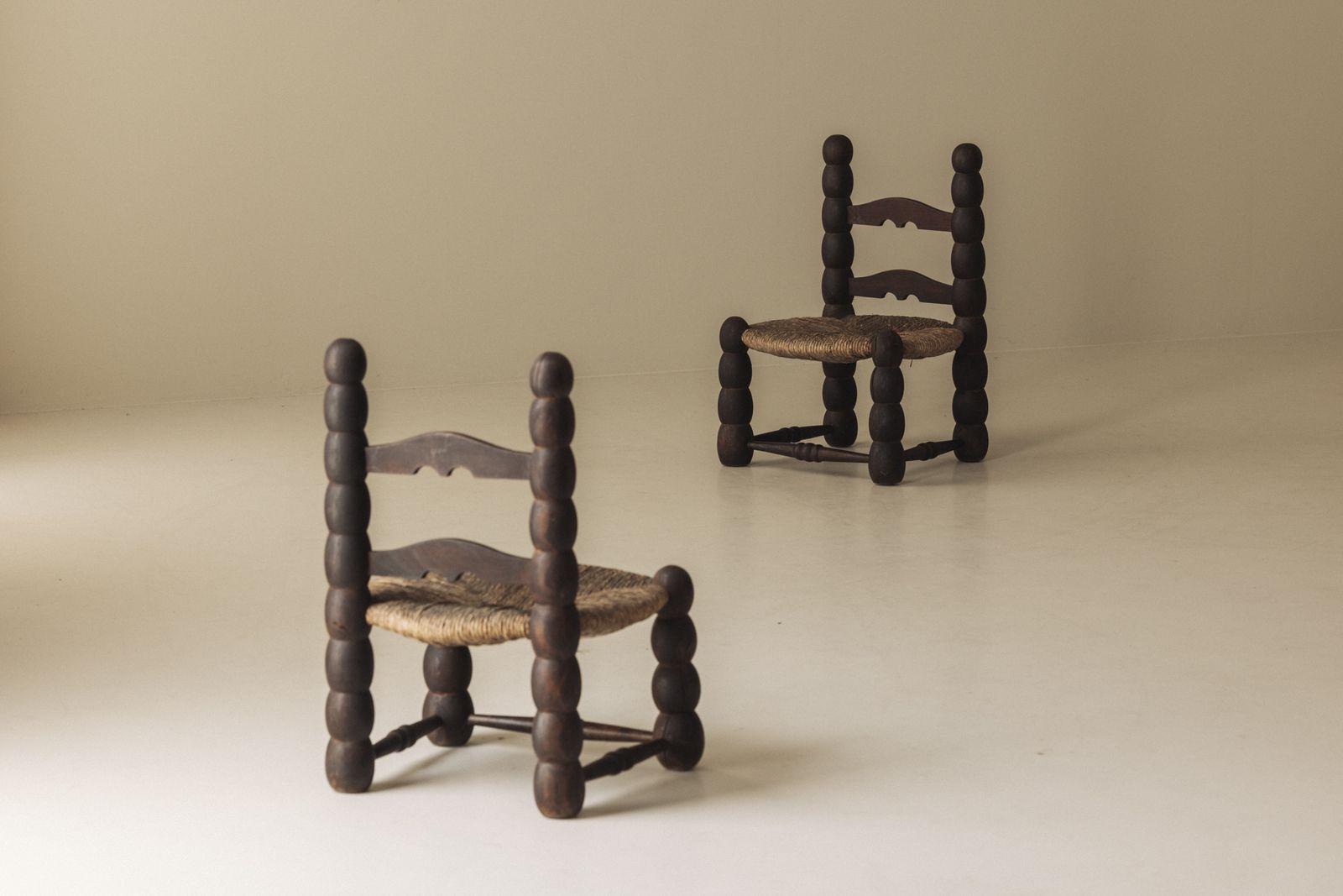 Stel Spaanse stoelen met klossendraaierij en biezen zitting, begin 20e eeuw photo for sale
