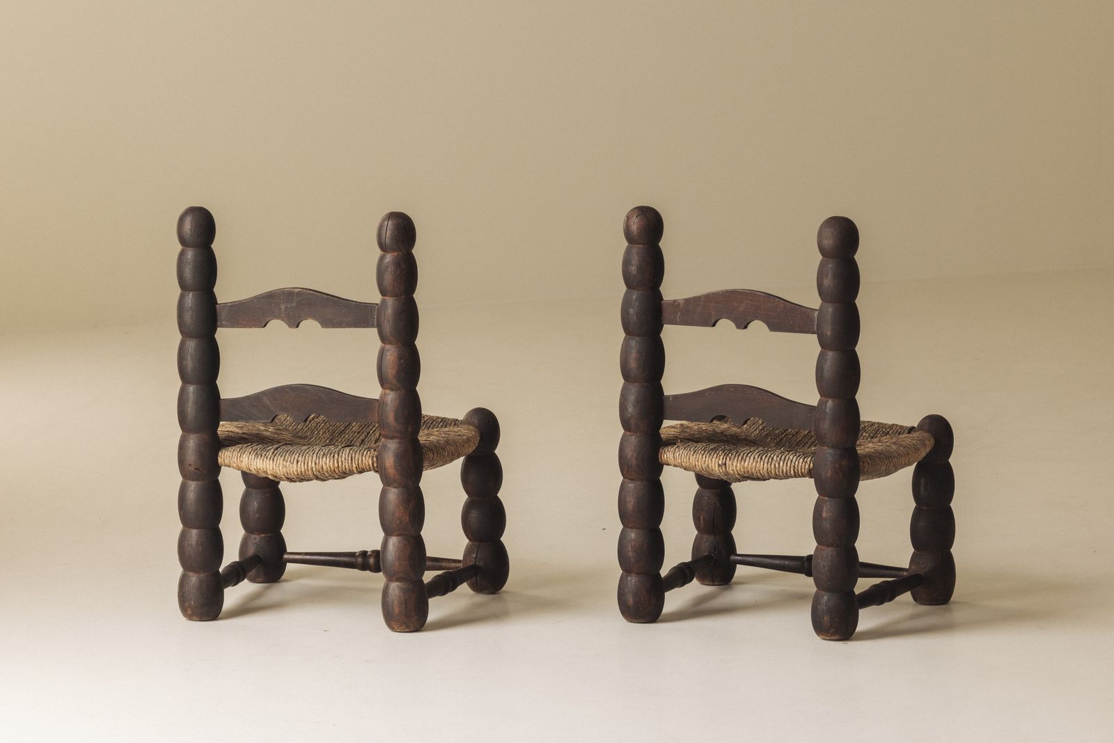 Stel Spaanse stoelen met klossendraaierij en biezen zitting, begin 20e eeuw photo vinterior