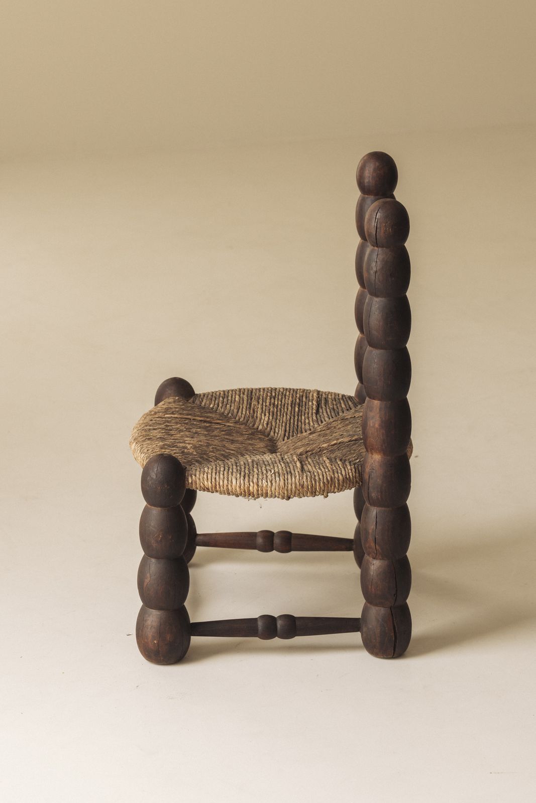 Stel Spaanse stoelen met klossendraaierij en biezen zitting, begin 20e eeuw photo buy