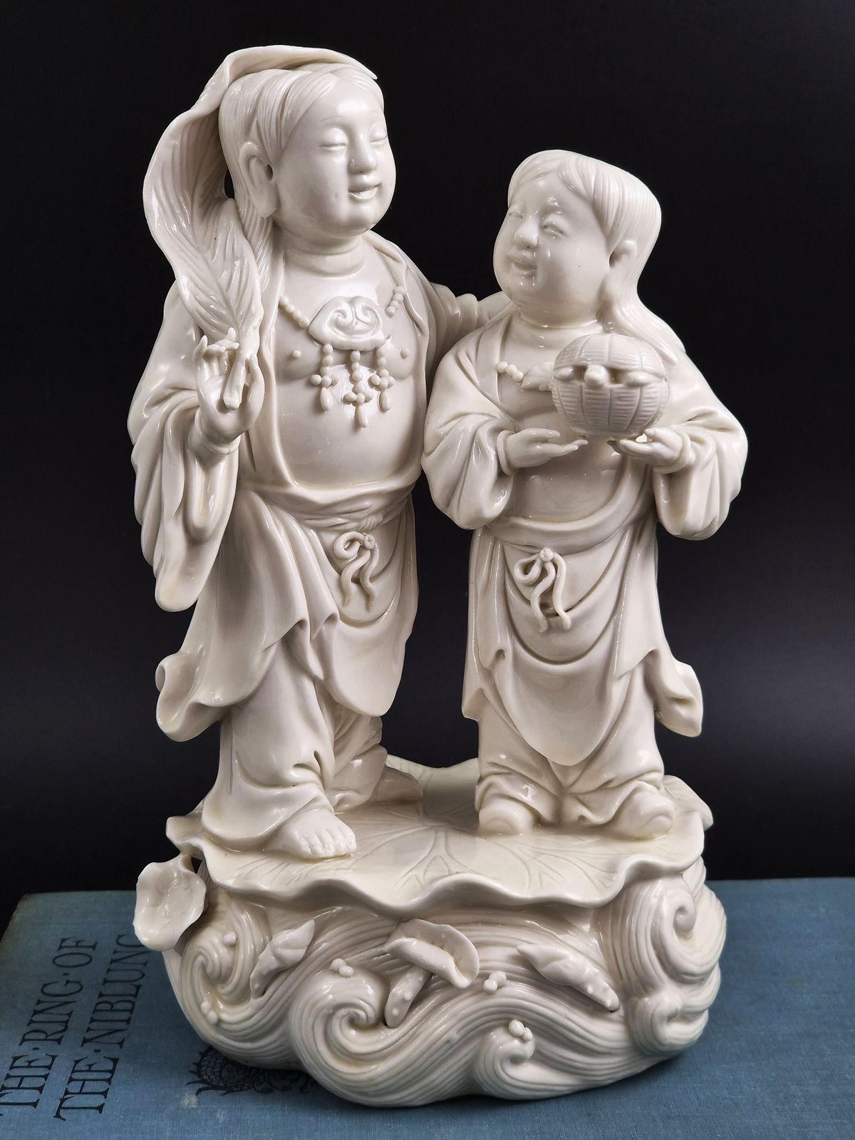 Uitzonderlijke Qing-dynastie Dehua Blanc de Chine Hehe Erxian figurengroep photo for sale