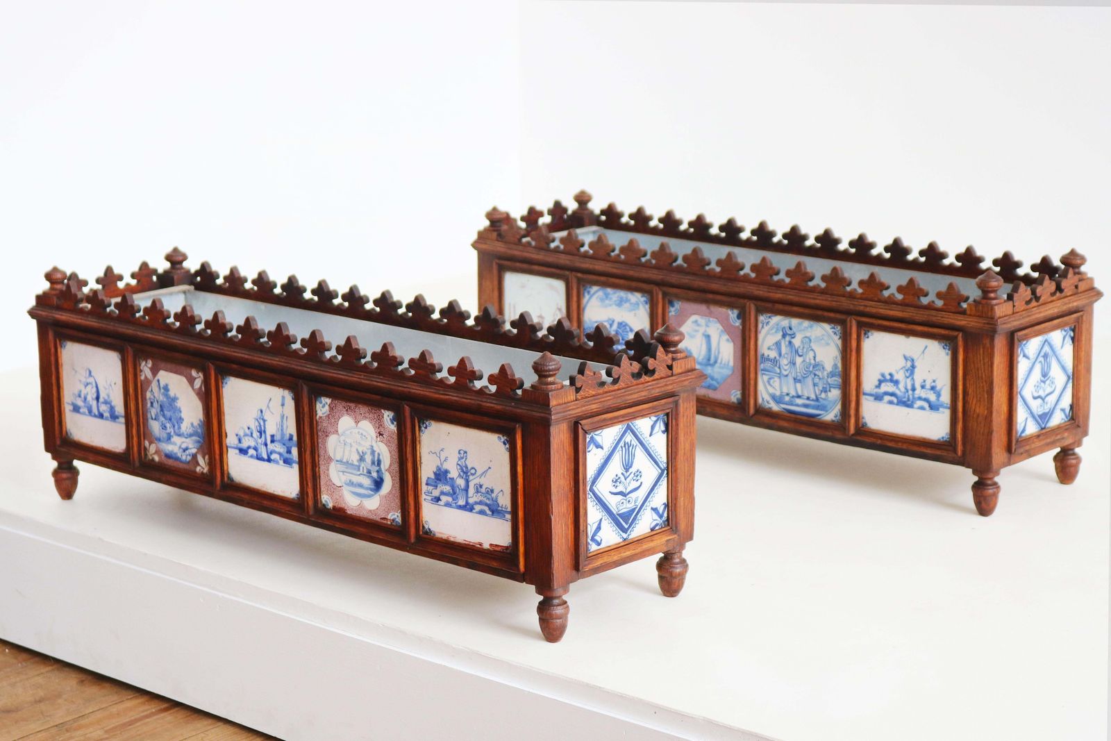 Paire de jardinières hollandaises du XIXe siècle avec carreaux de Delft du XVIIe siècle en chêne. photo furniture