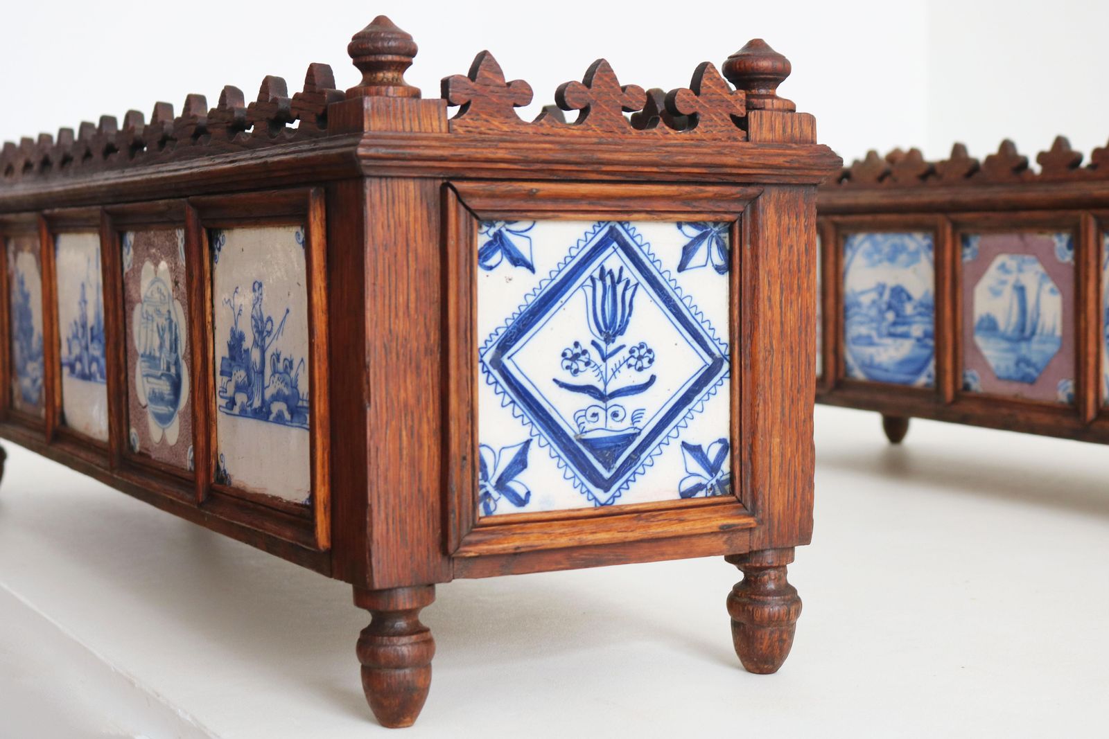 Paire de jardinières hollandaises du XIXe siècle avec carreaux de Delft du XVIIe siècle en chêne. photo for sale