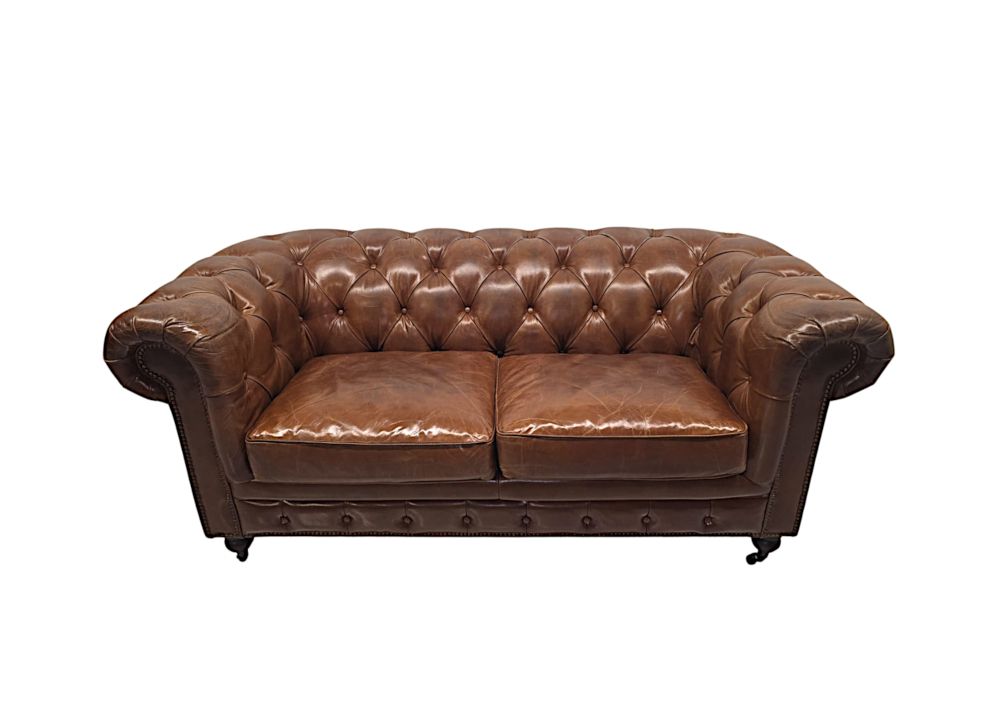 Een fraaie leren chesterfield tweezitsbank in de Victoriaanse stijl.