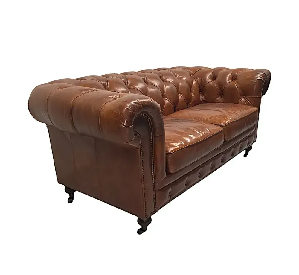 Een fraaie leren chesterfield tweezitsbank in de Victoriaanse stijl. photo for sale