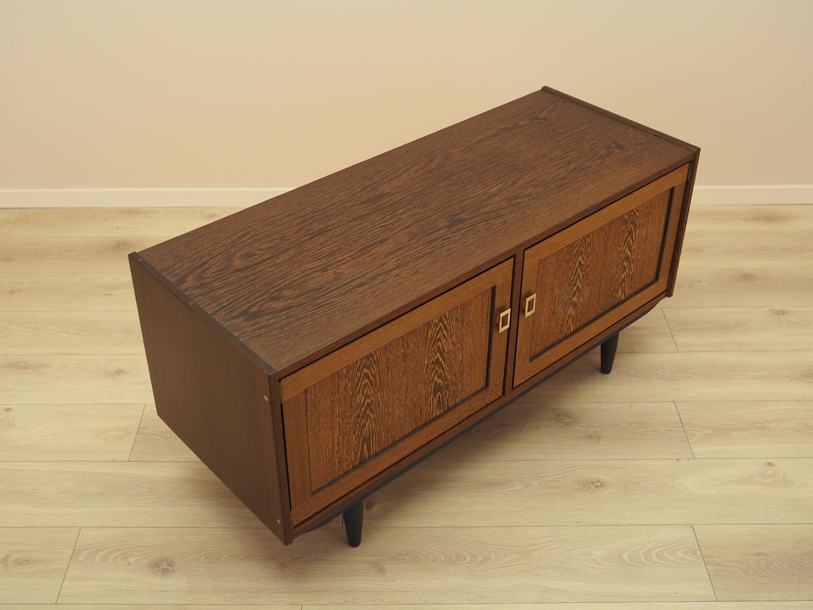 Cabinet scandinave en placage de chêne sur pieds inclinés, années 1970, Scandinavian Modern. photo vinterior