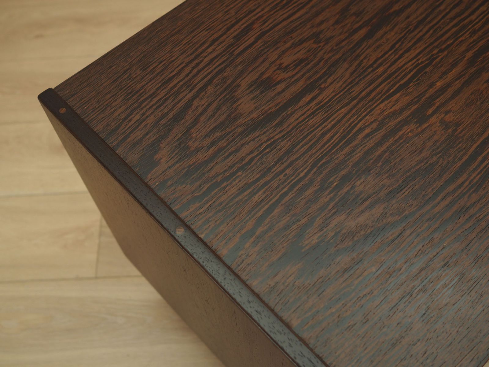 Cabinet scandinave en placage de chêne sur pieds inclinés, années 1970, Scandinavian Modern. photo buy