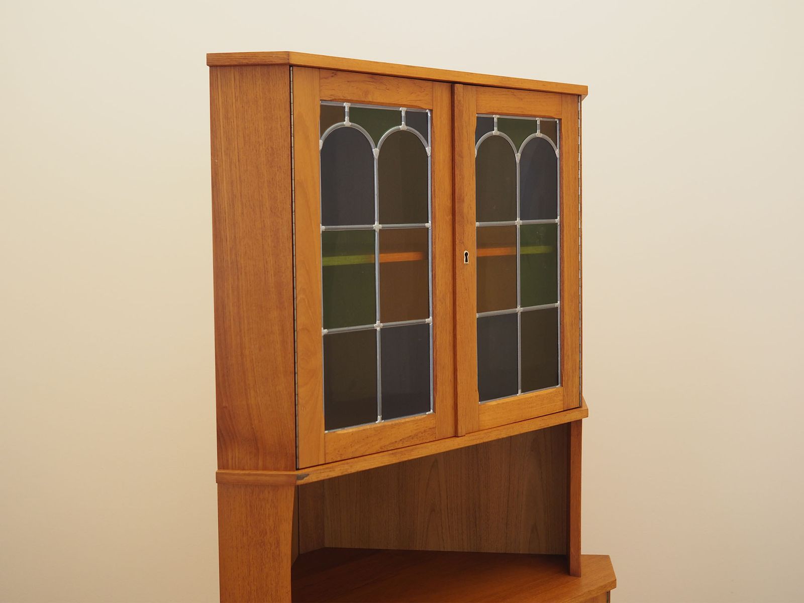 Deens teakhouten hoekvitrinekast uit de jaren 1960 met glas-in-loodddeuren. photo vinterior