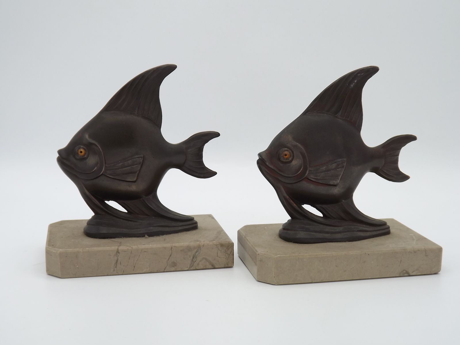 Serre-livres Art déco français, poissons en marbre et régule photo furniture