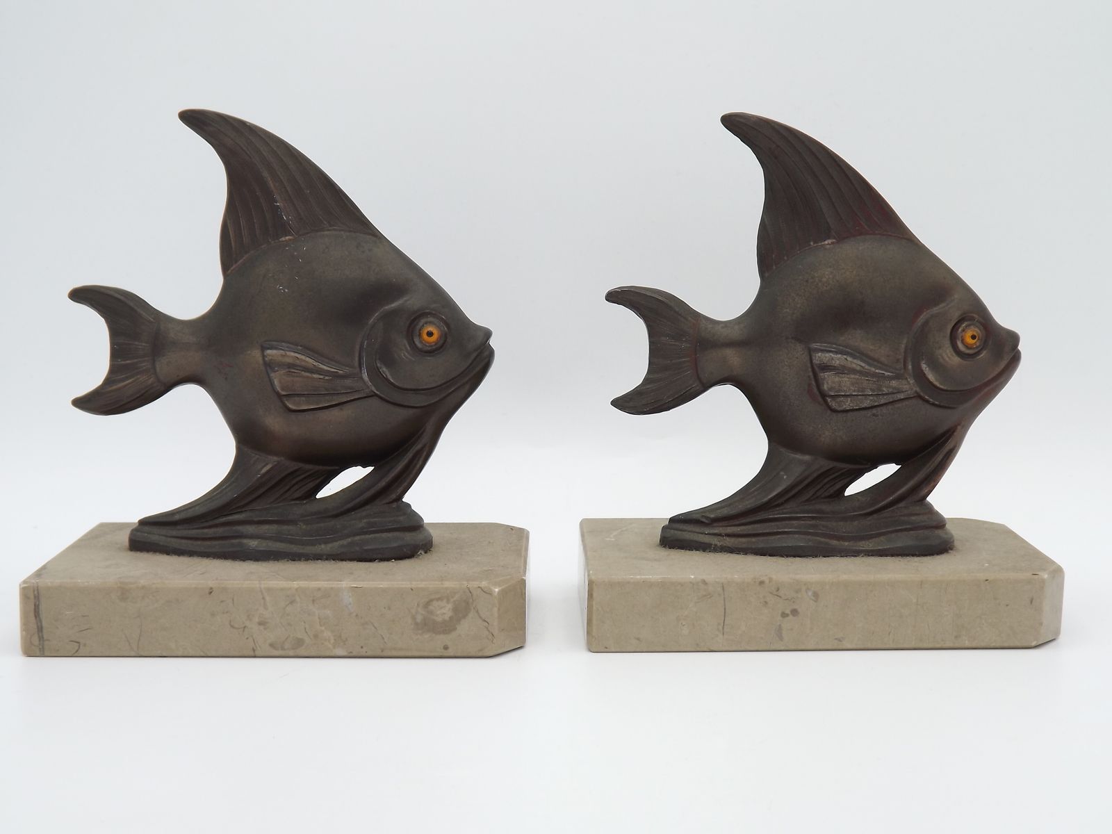 photo vinterior Franse art deco boekensteunen van marmer en spelter met vismotief