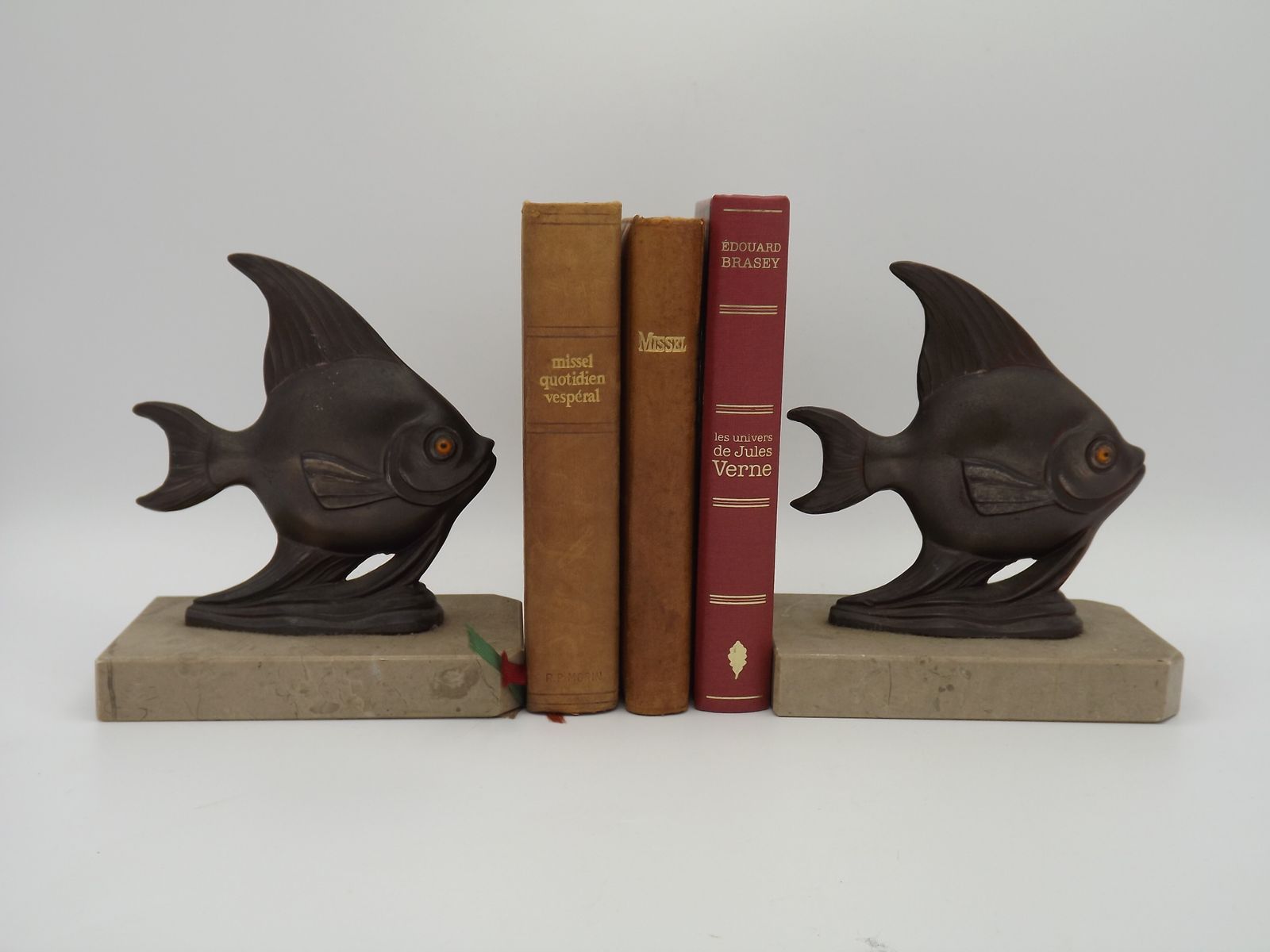 photo vintage Serre-livres Art déco français, poissons en marbre et régule