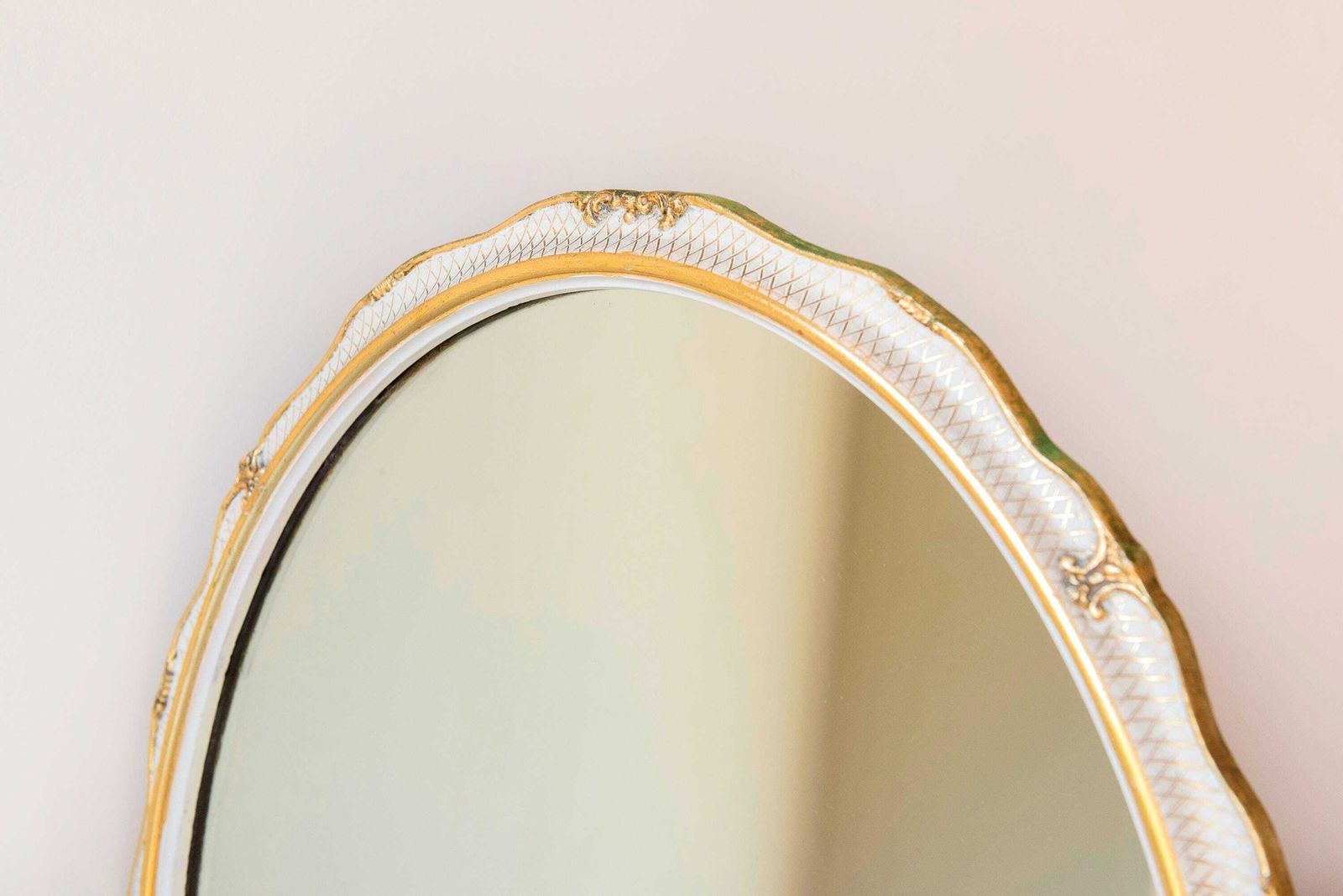 Vintage Hollands Ovale Wandspiegel | Goud & Crème Geschulpte Lijst | Hollywood Regency Spiegel | Romantische Wanddecoratie photo furniture