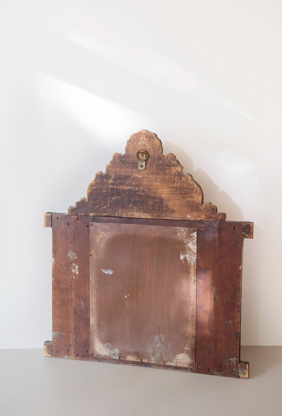 photo furniture Miroir mural d'époque néerlandais en laiton avec crochets, années 1900, miroir d'entrée repoussé, verre biseauté