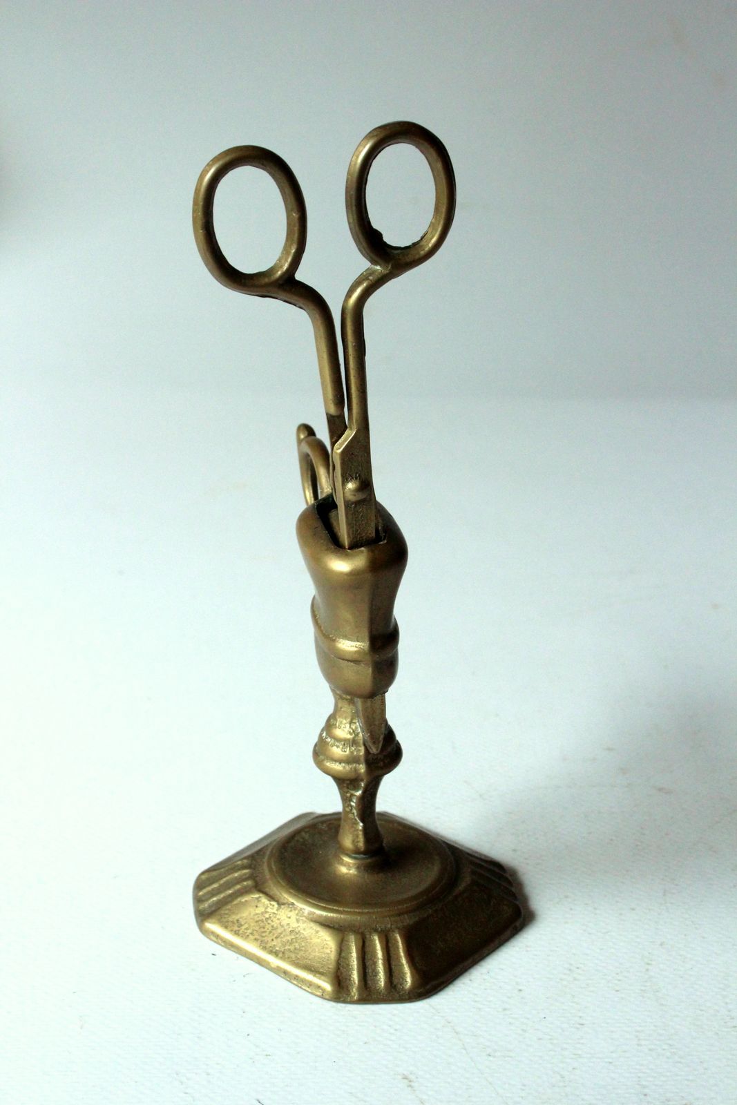 Mid Century Set   Messing Kaarsensnuiter Met Standaard   Vintage photo for sale