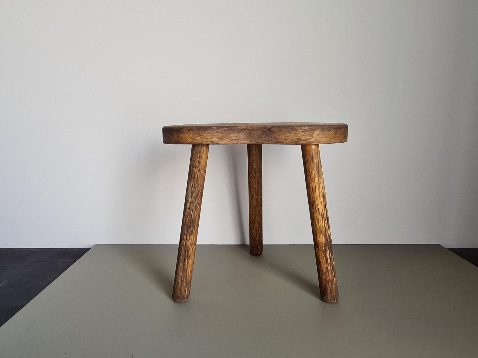Tabouret trépied vintage en bois, rustique, Wabi Sabi photo furniture