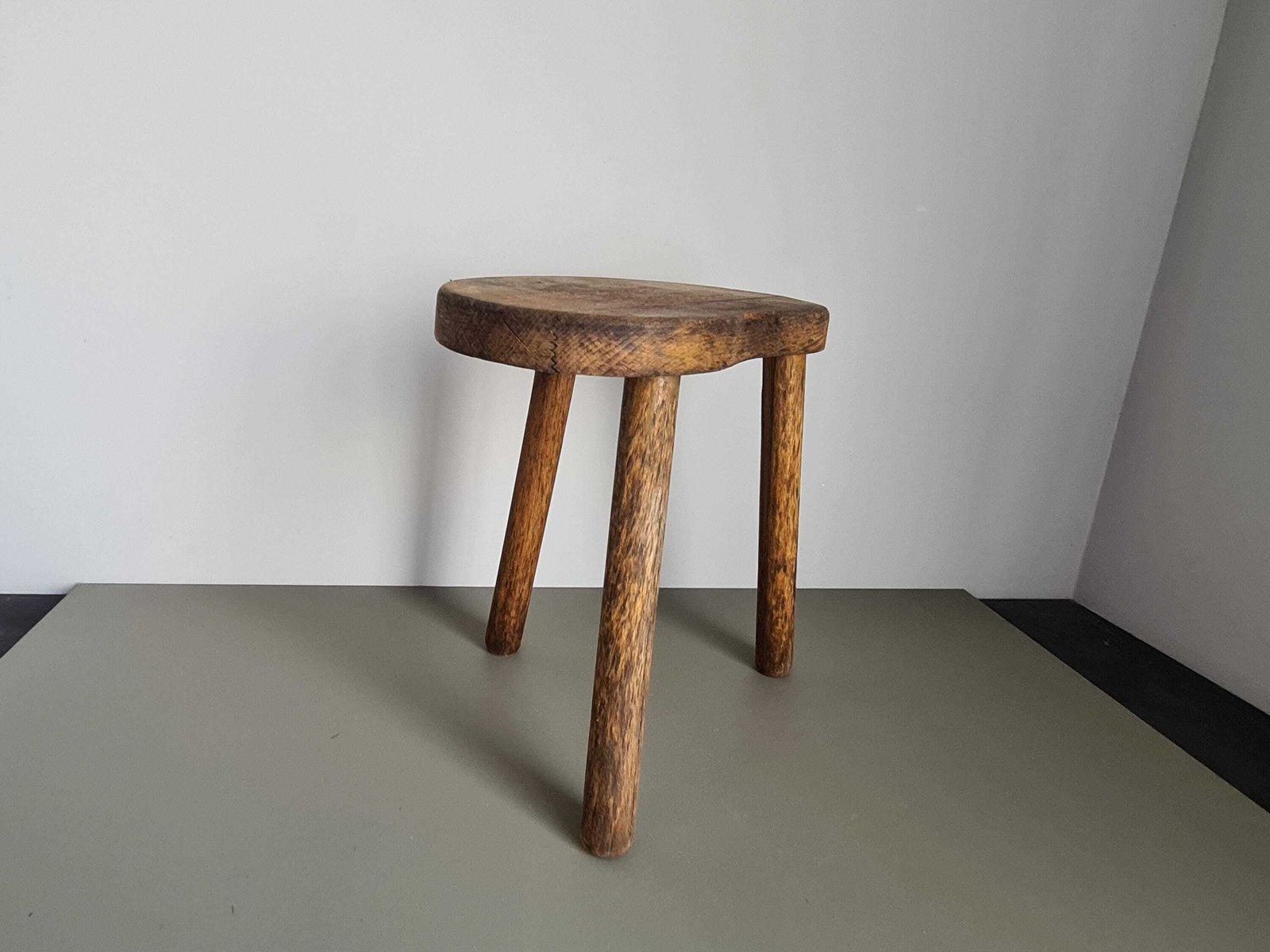Franse Vintage Houten Driepoot Kruk, Rustieke Melkkruk, Wabi Sabi photo buy