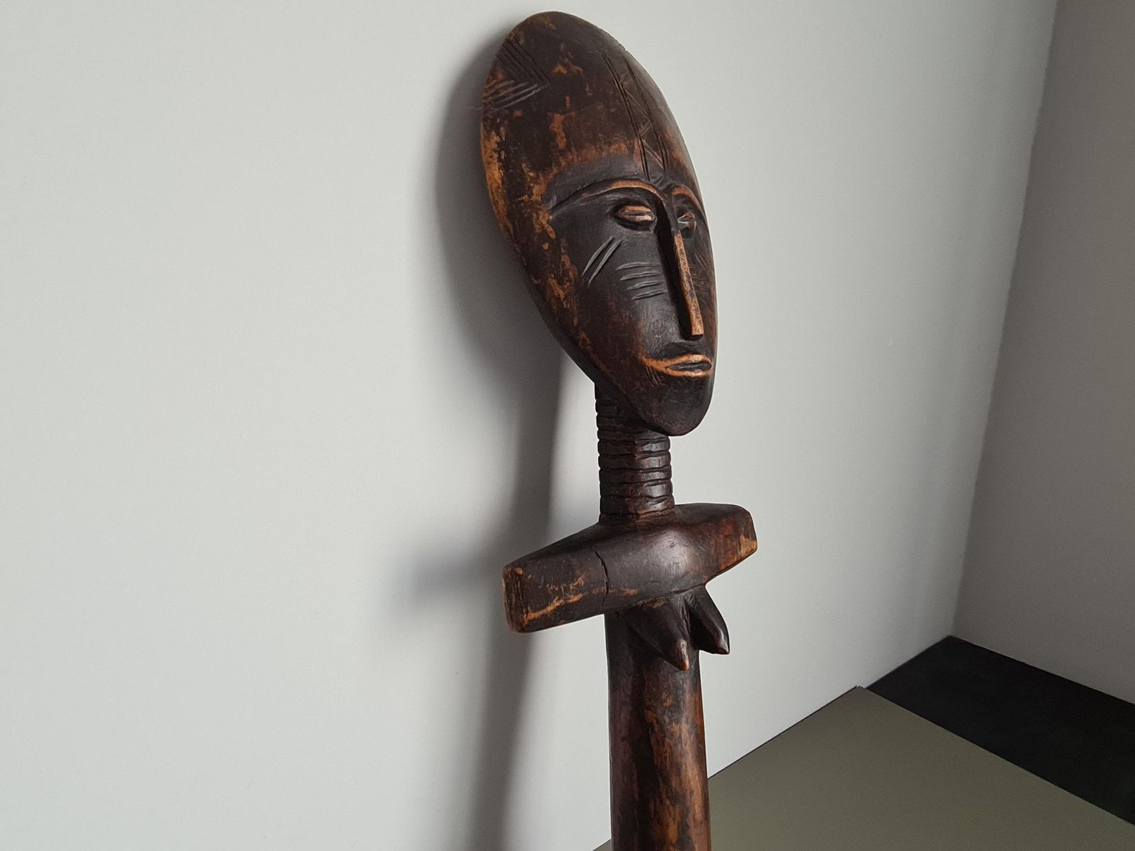 Vintage Afrikaans houten beeldhouwwerk, hoog gesneden houten Akua'ba-beeld, Ashanti-vruchtbaarheidsfiguur, tribale kunst, volkskunst, mid-century etnisch sculptuur photo buy