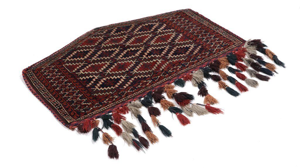 Antiek Yomut Tribal Vloerkleed, Donkerrood, 114 × 71 cm, ca. jaren 1920 photo furniture