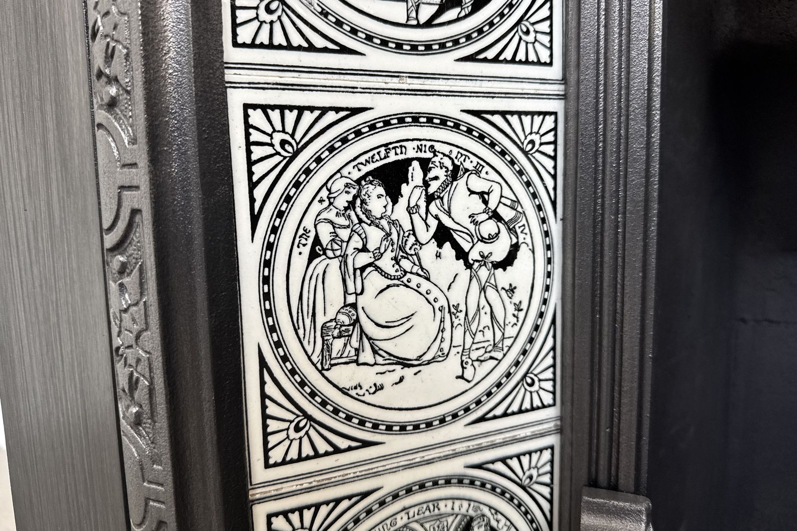 photo vinterior Reclaimed Victorian 19th Century Cast Iron & Tiled Fireplace Grate