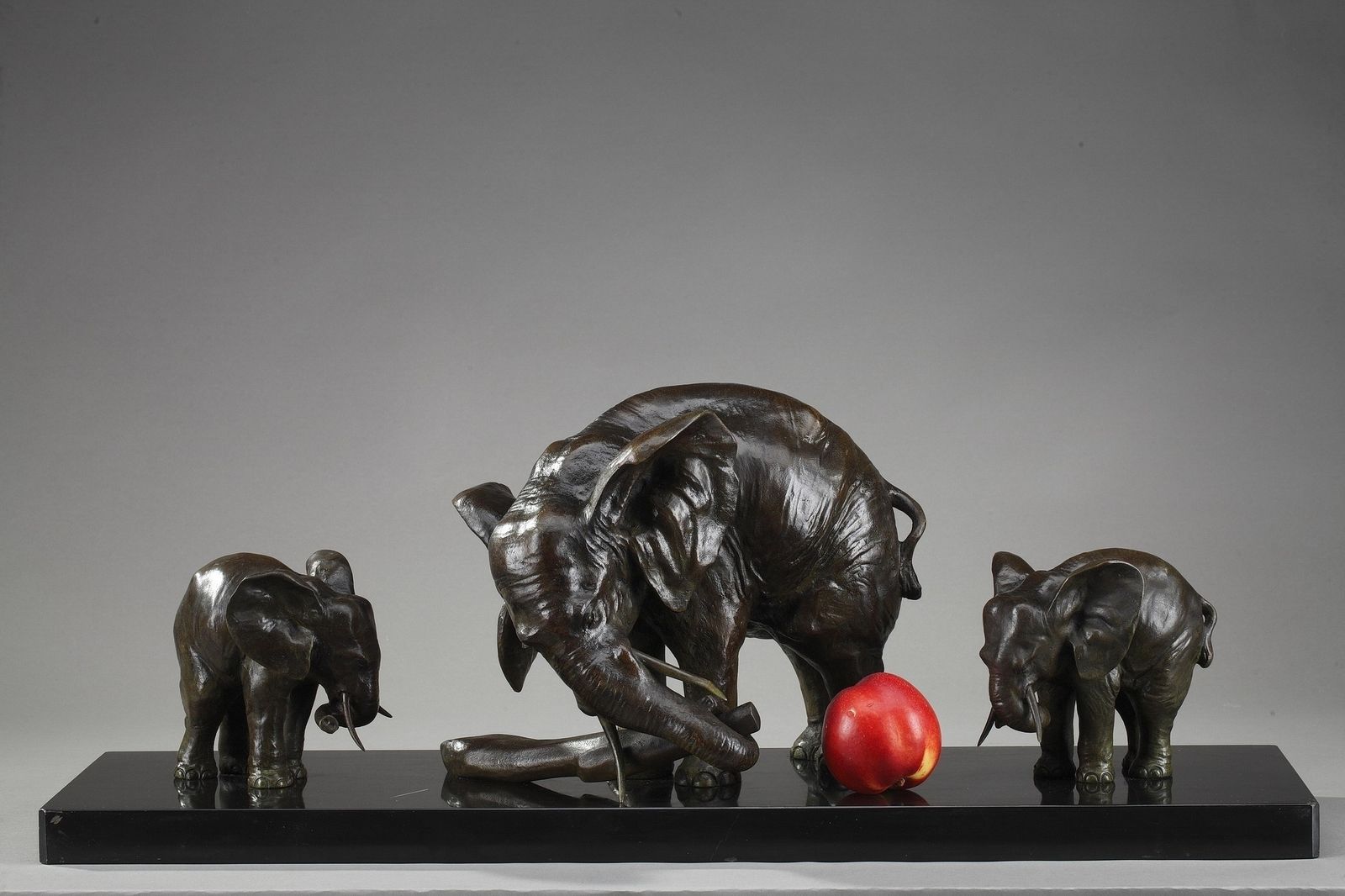 Statue en bronze « Elephant With Its Two Baby Elephants », par Ulisse Caputo (1872-1948) photo furniture