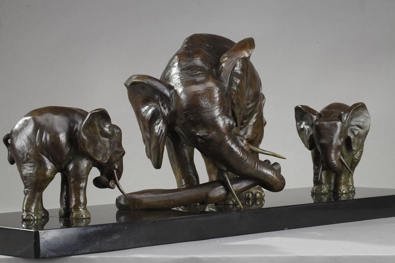 Statue en bronze « Elephant With Its Two Baby Elephants », par Ulisse Caputo (1872-1948) photo vintage