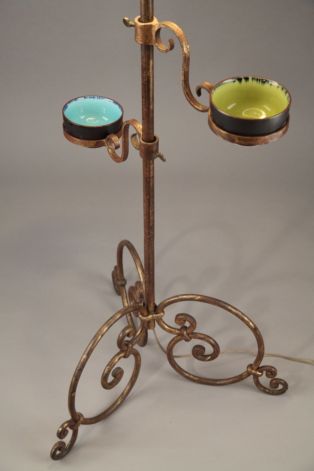 Pied de lampe tripode à figure en céramique bleue photo for sale