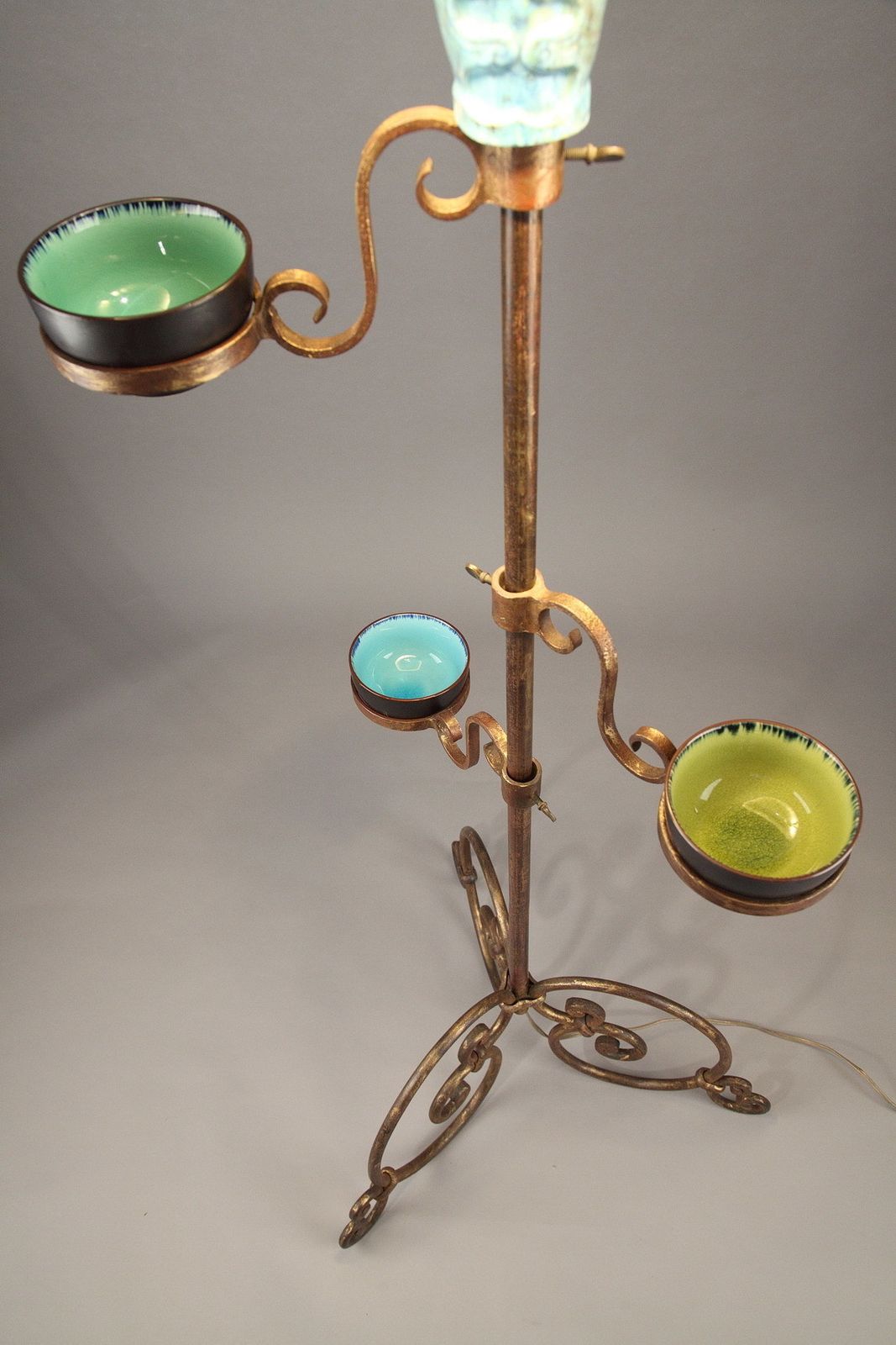 photo furniture Pied de lampe tripode à figure en céramique bleue