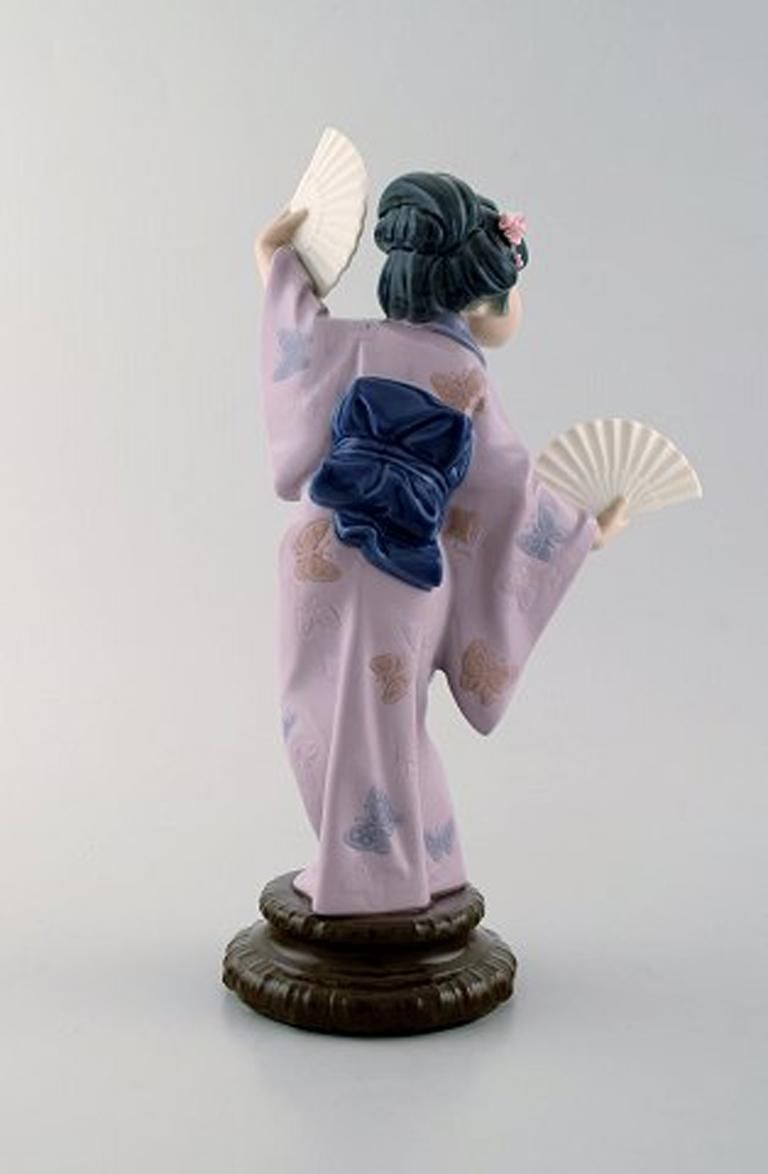 Lladro, Spain, Large Figure In Glazed Porcelain, Geisha With Fans, 20th Century photo vinterior