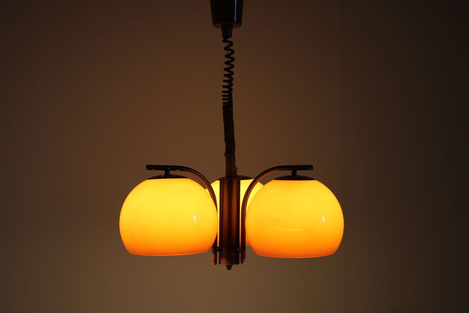 Mid Century Kunststof Kroonluchter, Jaren 1970. photo vinterior