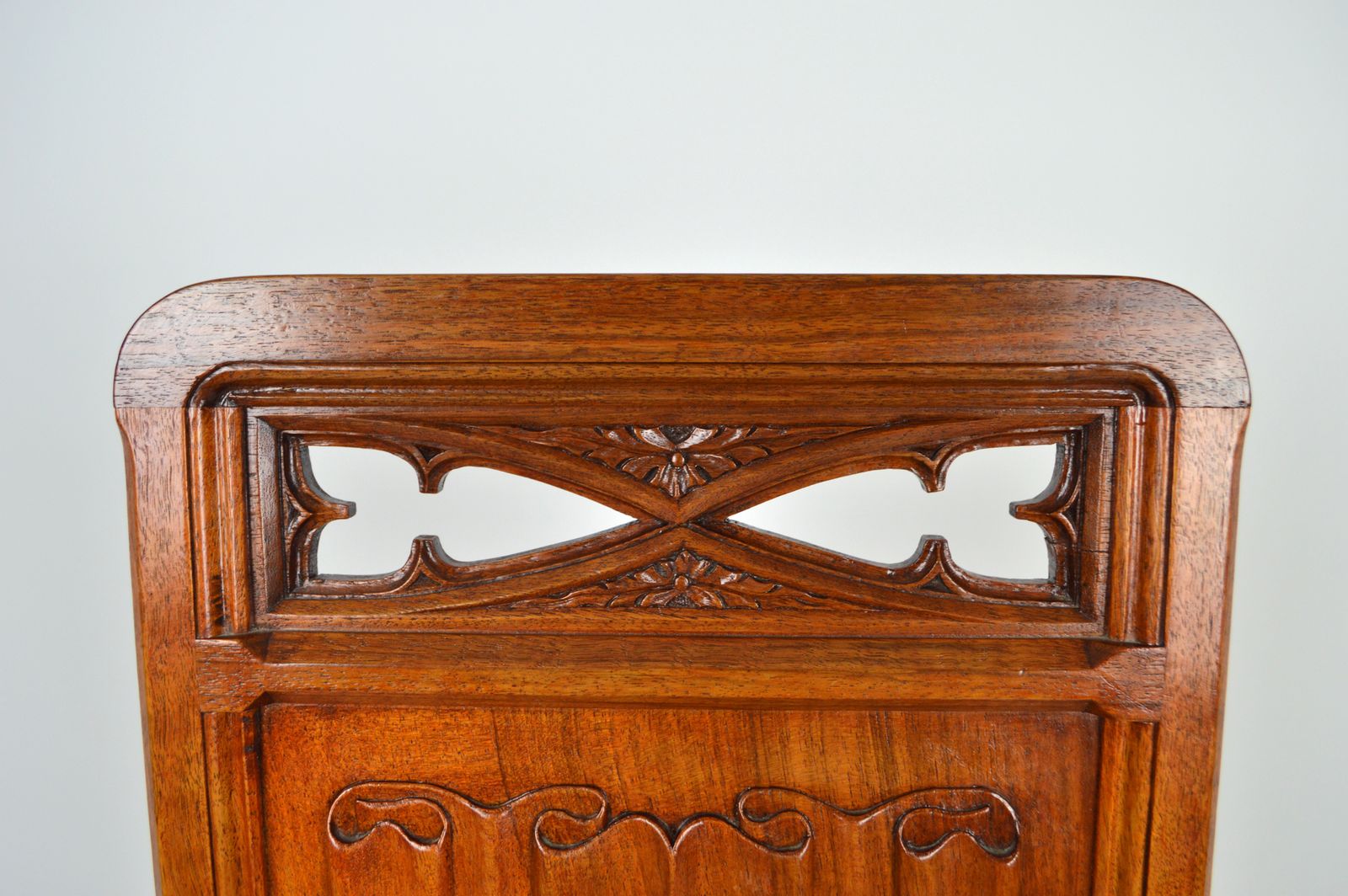 photo vinterior Pair Of Gothic Revival Chairs In Carved Walnut, France, Circa 1890