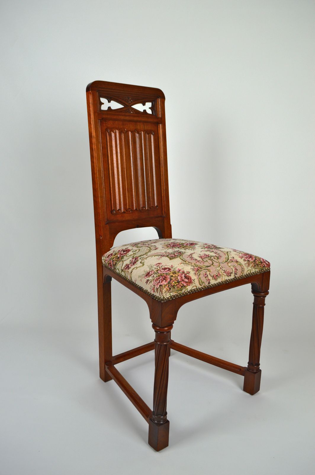 photo vintage Pair Of Gothic Revival Chairs In Carved Walnut, France, Circa 1890