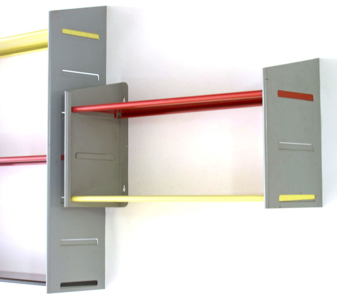 Groot Metalen Opbergrek In Geëmailleerd Metaal, Bauhaus, In De Stijl Van Jean Prouvé En Perriand photo for sale