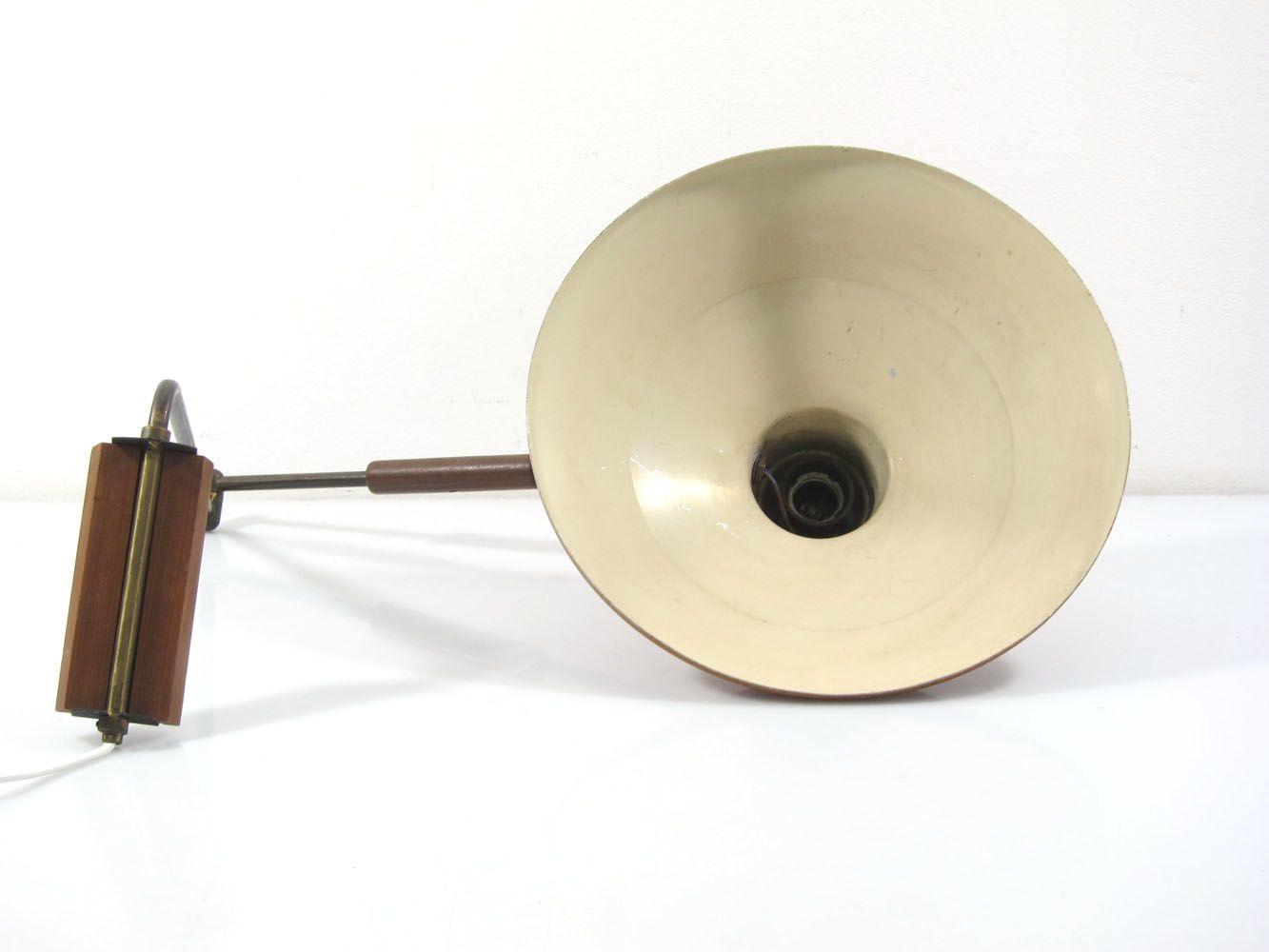 Rode Vintage Wandlamp Uit De Jaren Vijftig Met Draaibare Arm photo for sale