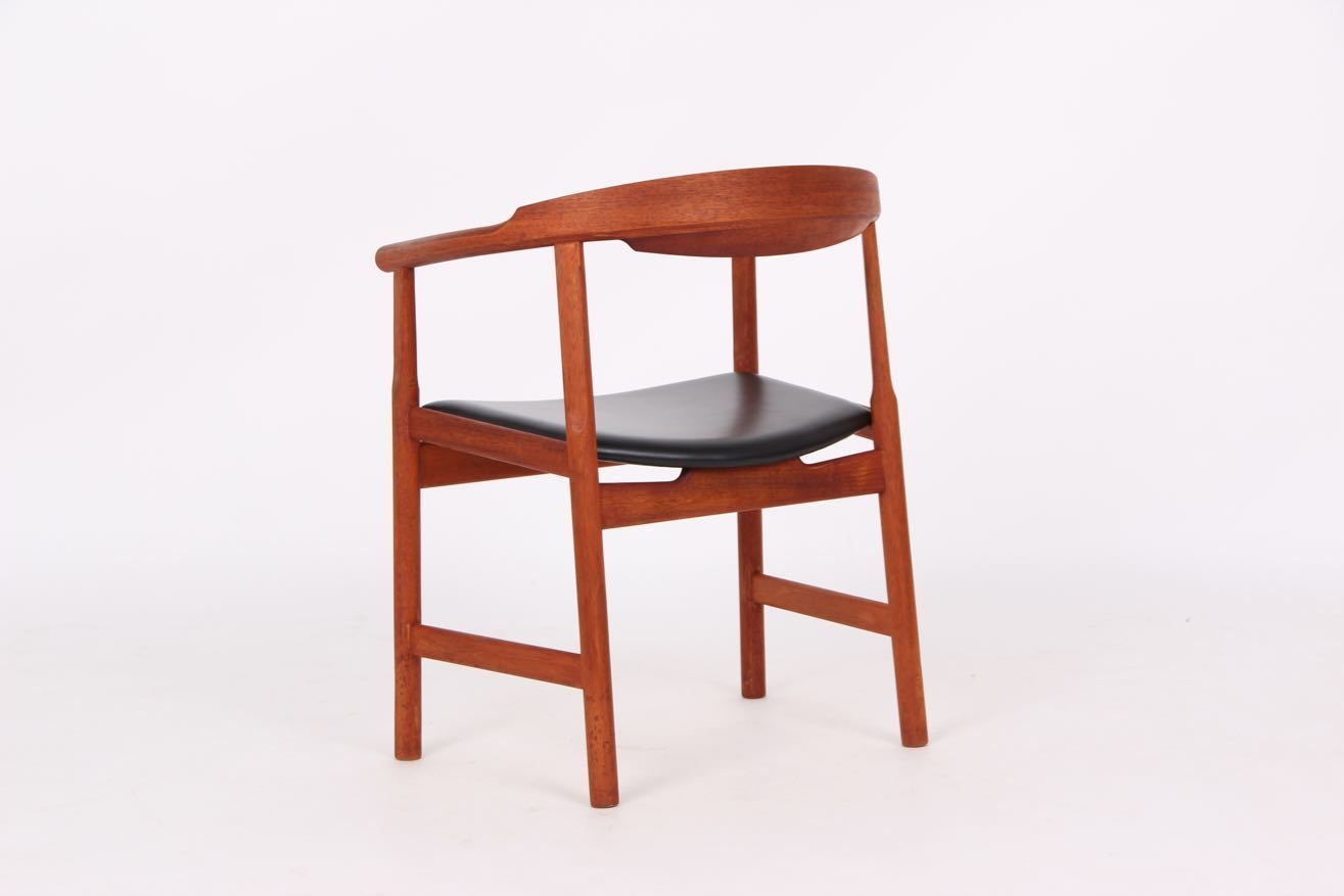 Armchair, Pp208, By Hans J. Wegner, Pp Møbler Denmark. Mahogany And Black Leather. photo vinterior