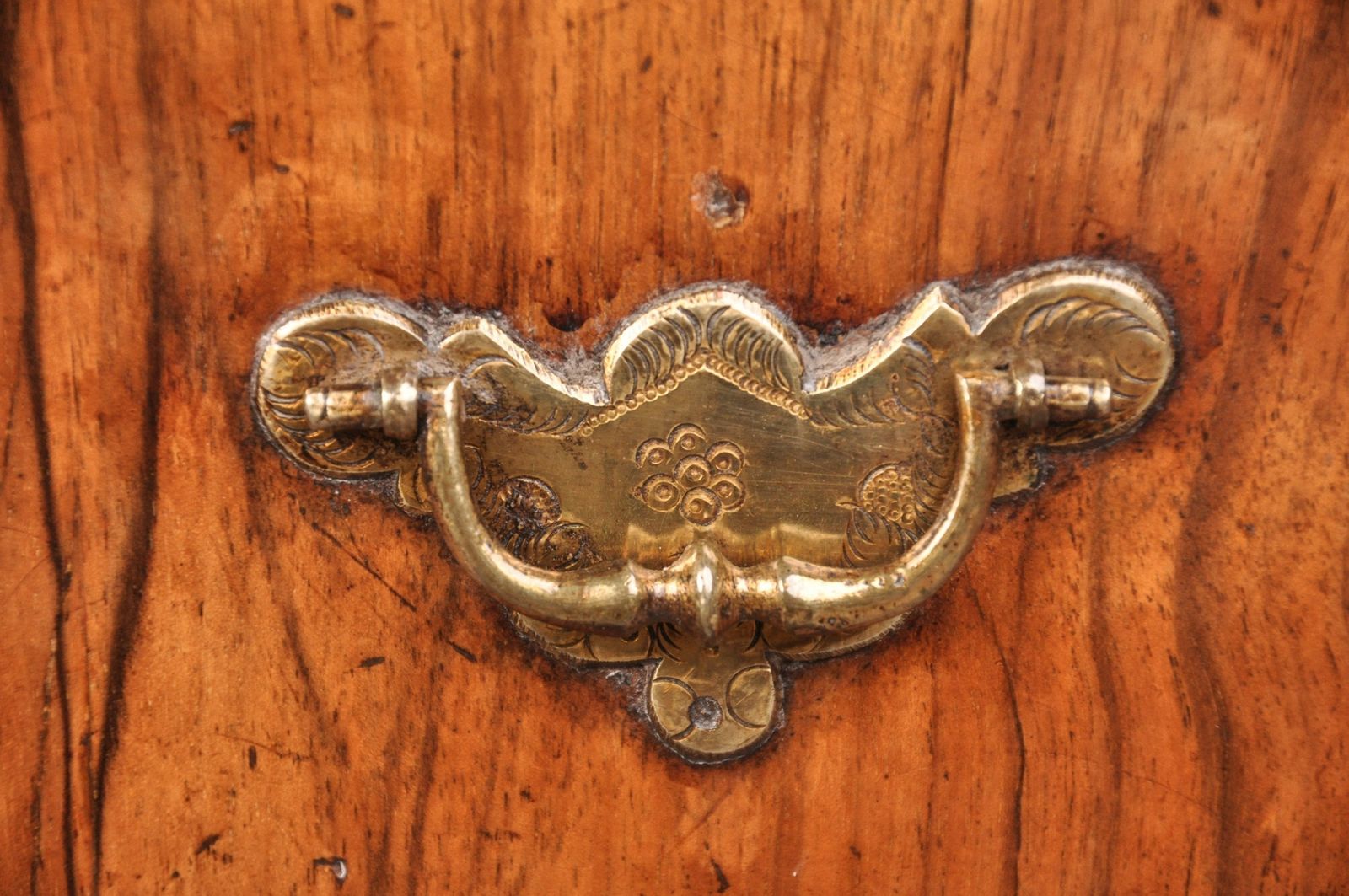 Fine Early 18th Century Walnut Bachelors Chest photo Furniture