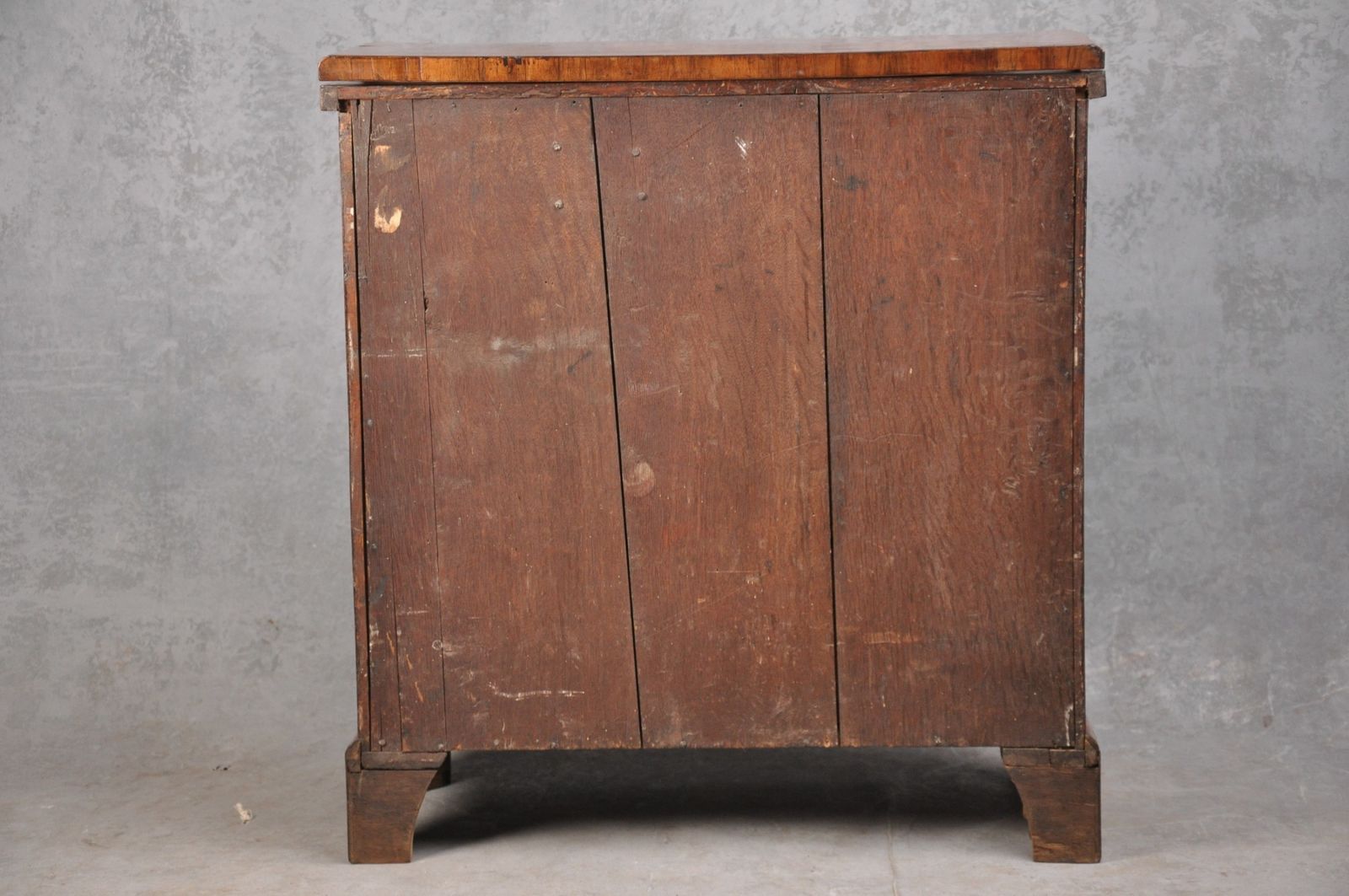 photo furniture Fine Early 18th Century Walnut Bachelors Chest
