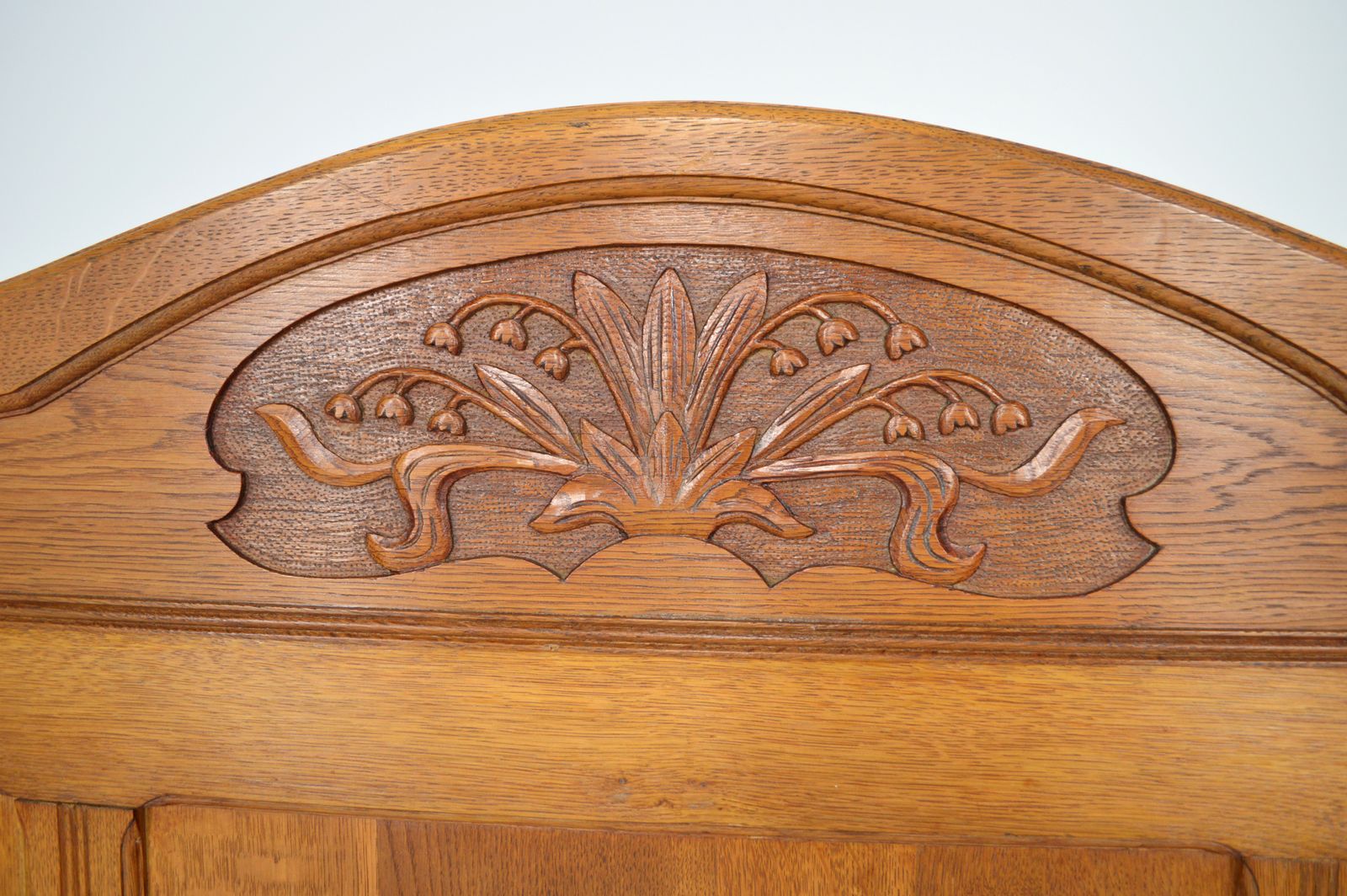 photo vinterior French Art Nouveau Twin Beds Bedroom Set Of 3 In Solid Carved Oak, Circa 1910