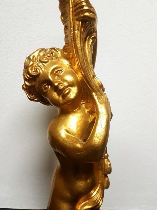 photo vinterior Gold Wooden Pillar With Angel Motif