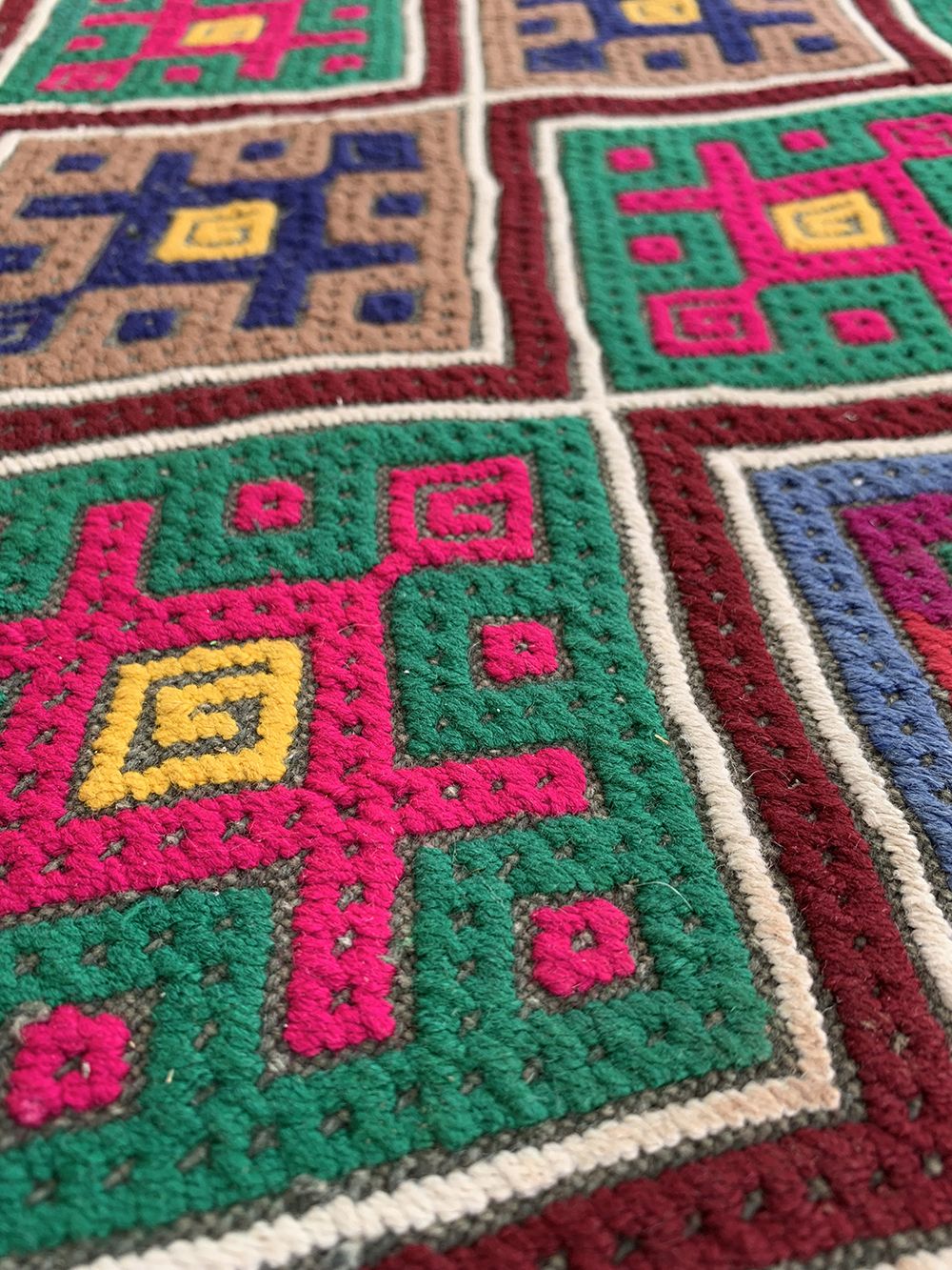Klein Cicim-tapijt. Handgeknoopt antiek Anatolisch tapijt. 85×55 cm. Dun kilimtapijt. Wollen tapijt van natuurlijke wol. Klein decoratief tapijt. Vloerkleedje. photo buy