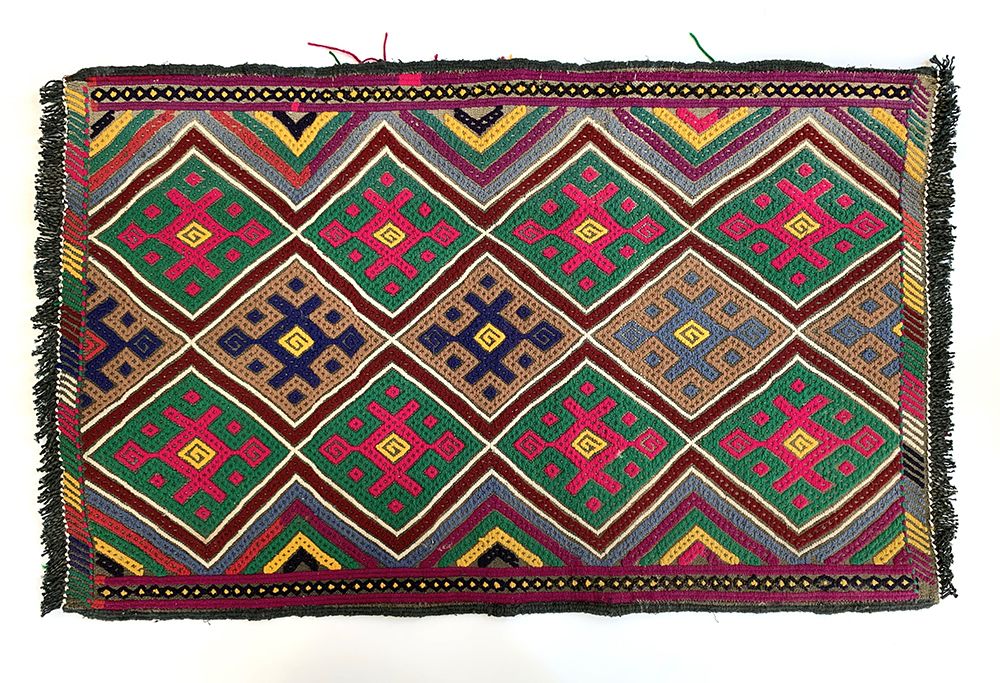 Klein Cicim-tapijt. Handgeknoopt antiek Anatolisch tapijt. 85×55 cm. Dun kilimtapijt. Wollen tapijt van natuurlijke wol. Klein decoratief tapijt. Vloerkleedje. photo vintage
